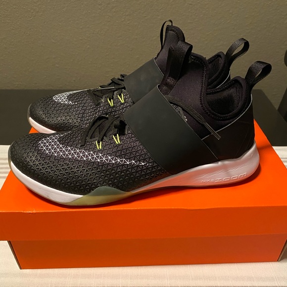 Nike Air Zoom Strong - Picture 2 of 8